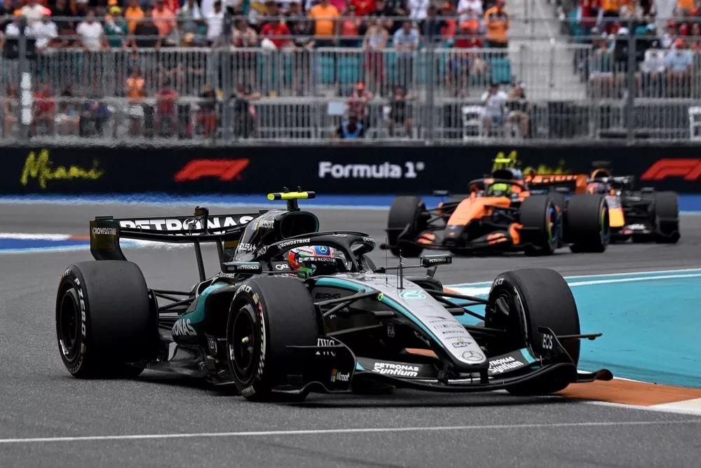 Andrea Kimi Antonelli en el GP de Miami perseguido por Norris y Verstappen