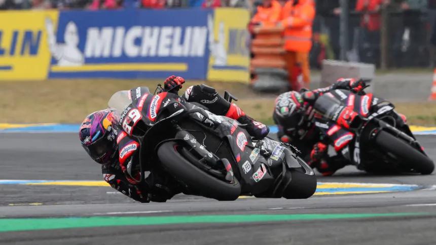 Jorge Martin y Marco Bezzechi en Le Mans peleando en carrera