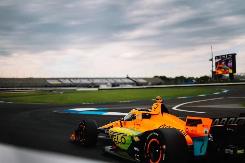 Christian Lundgaard en la primera curva del circuito de Indianapolis Road
