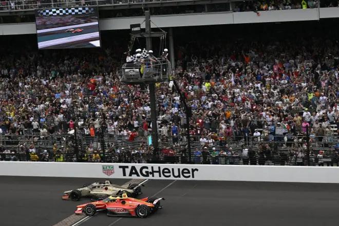 Rosenqvist llegando a meta para proclamarse ganador de la Indy 500