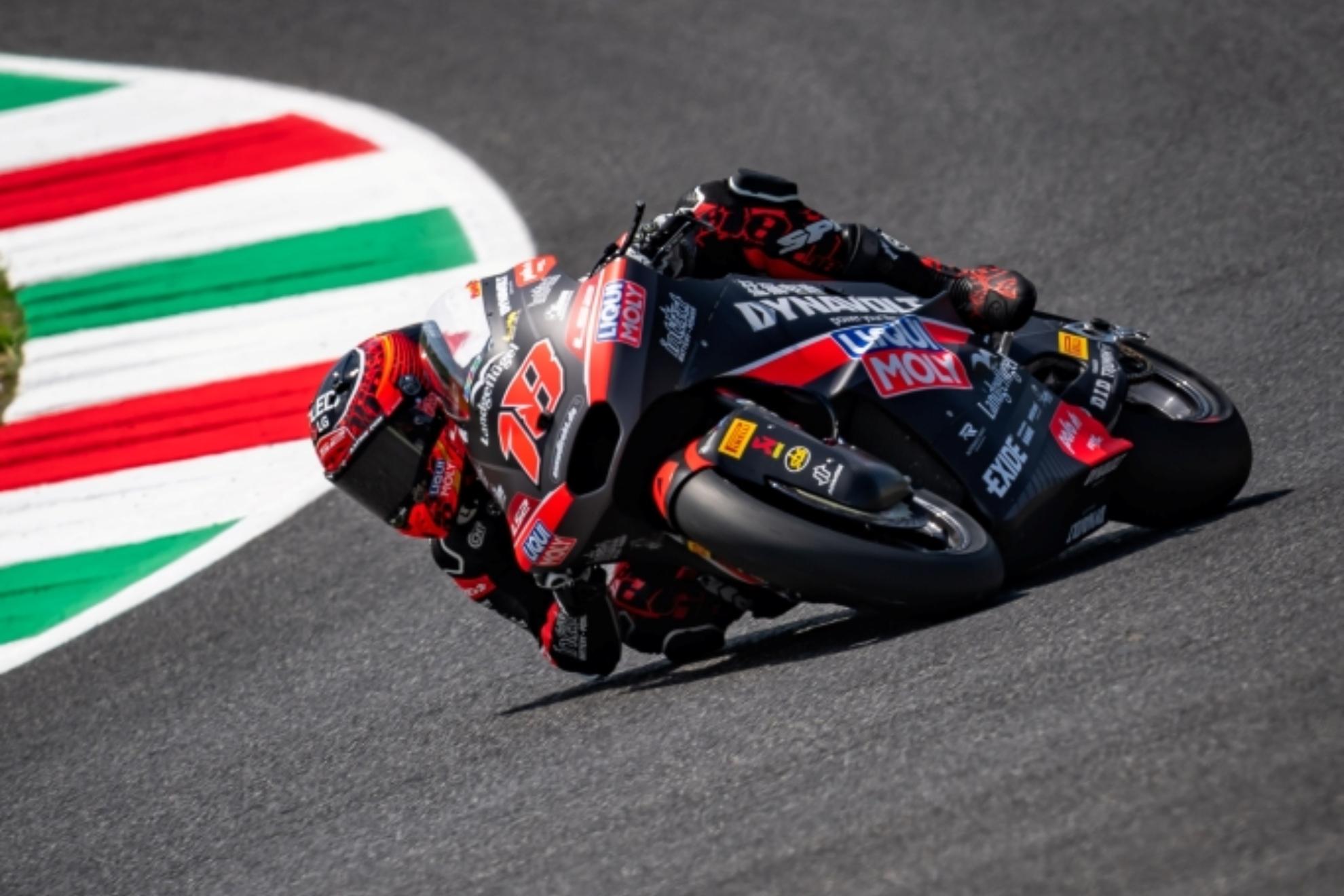 Manu Gonzalez con su moto pasando por la curva de Mugello