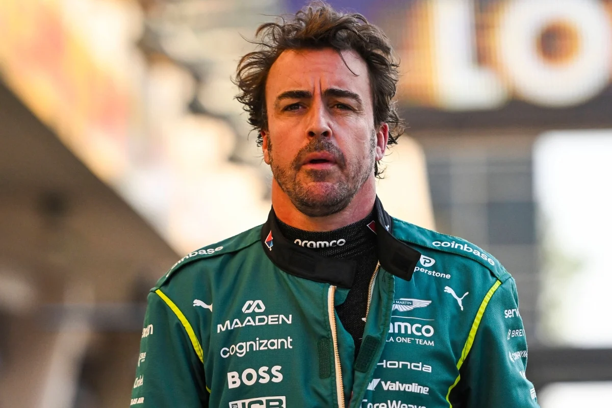 Fernando Alonso paseando por el pitlane