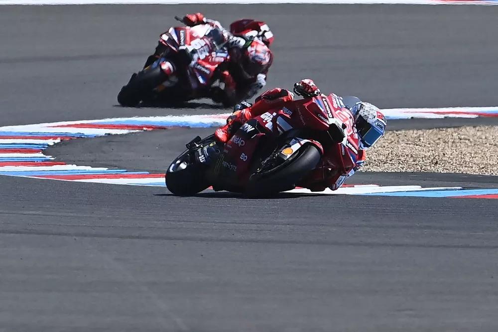 Bagnaia gana el Sprint de Brno con Bezzecchi en el suelo: la carrera más corta y más larga del campeonato