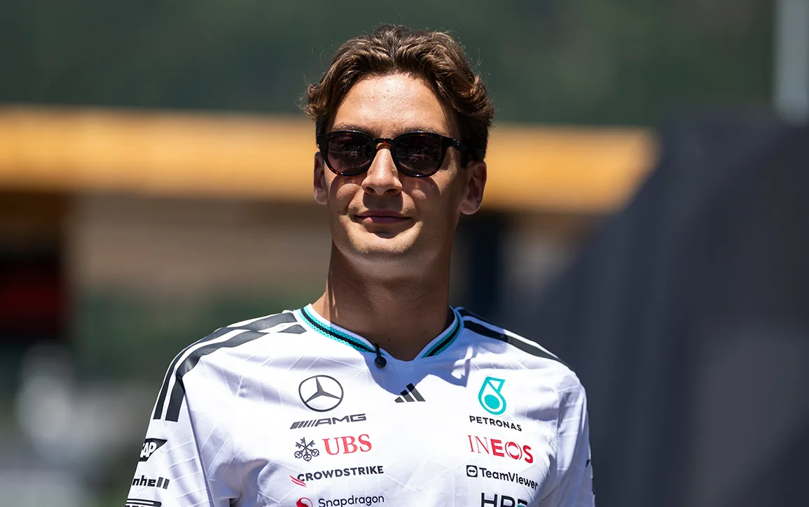 George Russell por el paddock