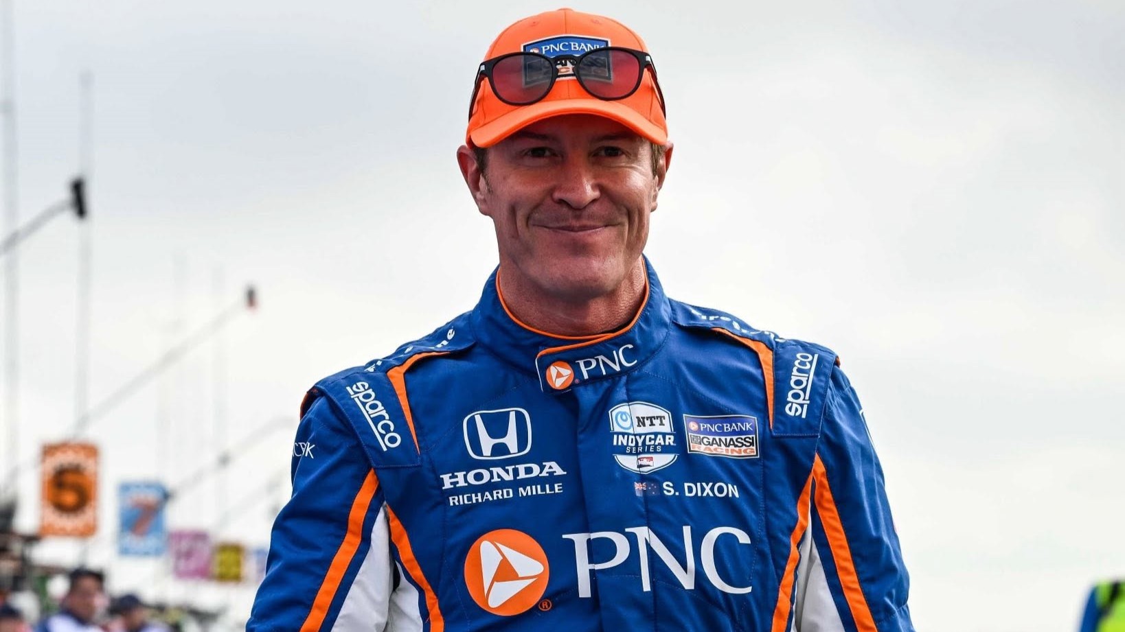 Scott Dixon posando antes de pilotar su monoplaza