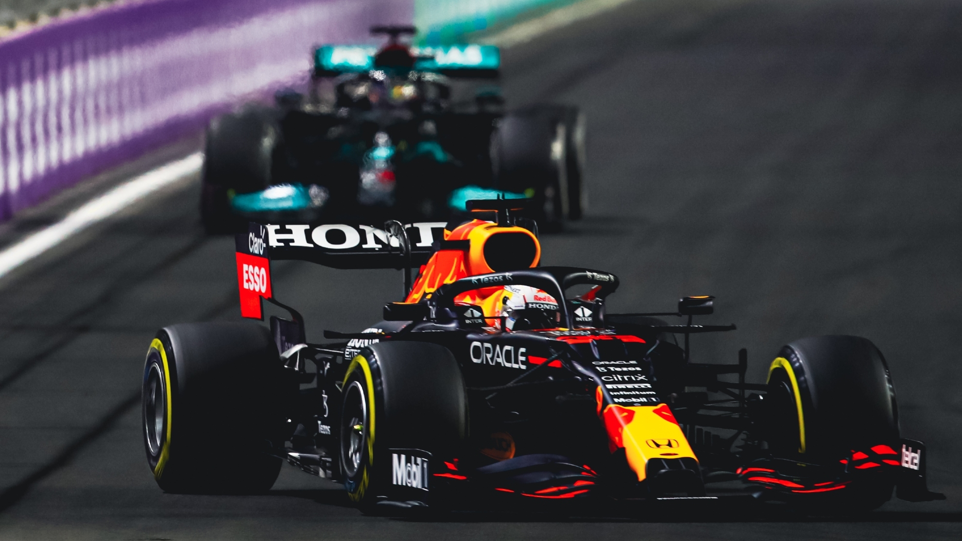 Verstappen en 2021 con su Red Bull en Abu Dhabi.