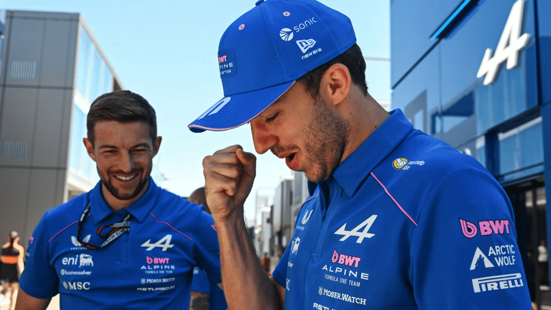 Pierre Gasly junto a un ingeniero de Alpine