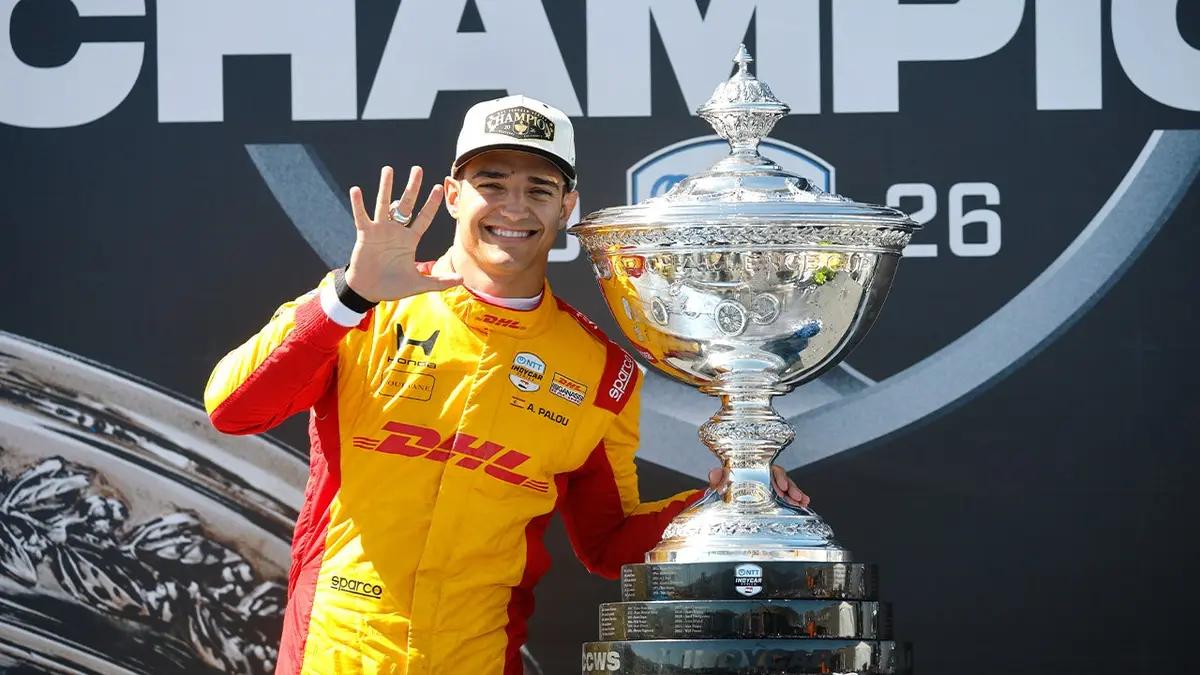 Palou celebrando el quinto titulo de la IndyCar.