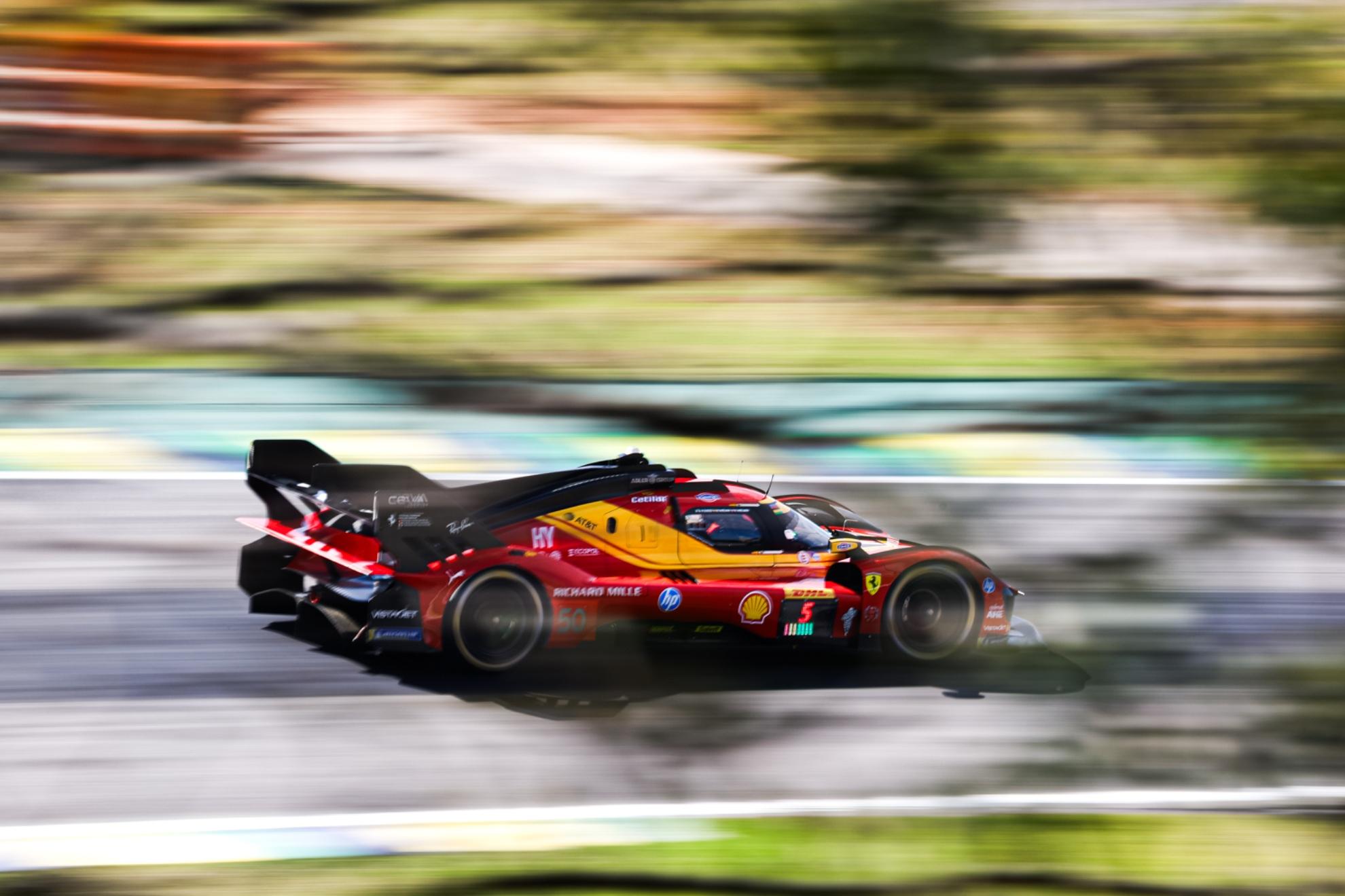 Ferrari numero 50 corriendo por la pista.