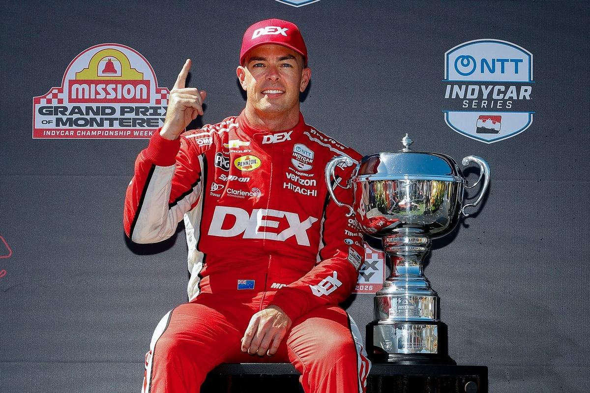 Scott McLaughlin celebrando la victoria en el Gran Premio de Monterrey en Laguna Seca