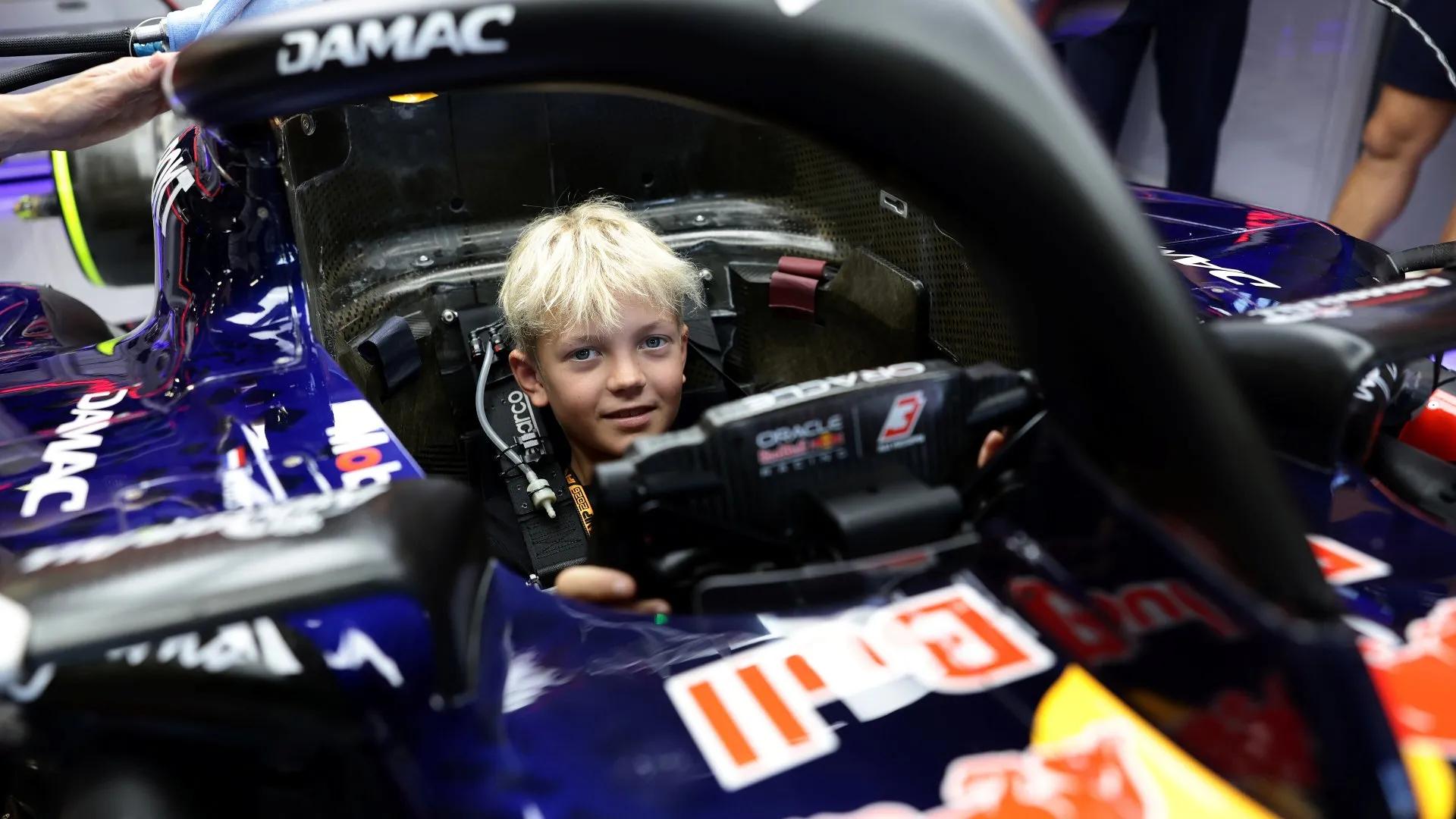 Robin Raikkonen subido al coche de Max Verstappen del 2026 de Formula 1