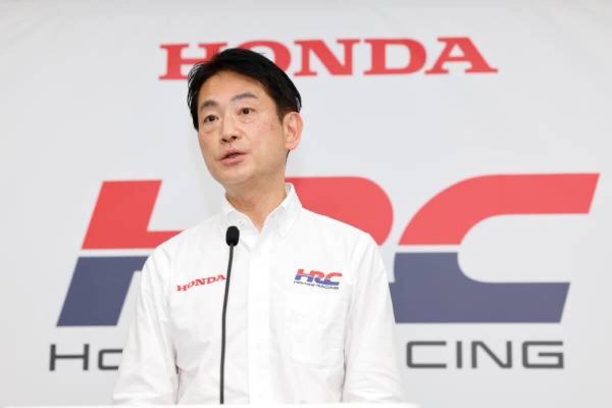 Koij Watanabe dando una rueda de prensa.
