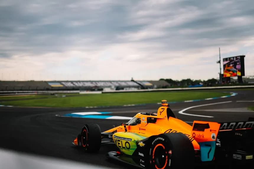 Christian Lundgaard en la primera curva del circuito de Indianapolis Road