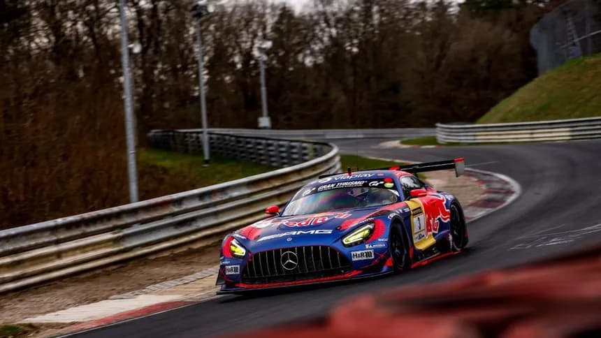 El coche de Max Verstappen por el infierno verde
