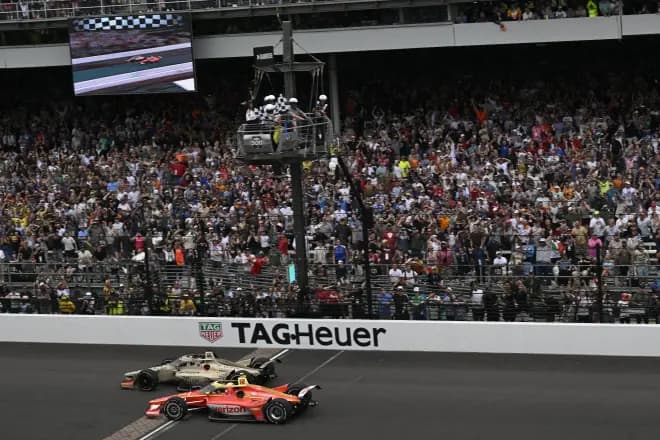 Rosenqvist llegando a meta para proclamarse ganador de la Indy 500