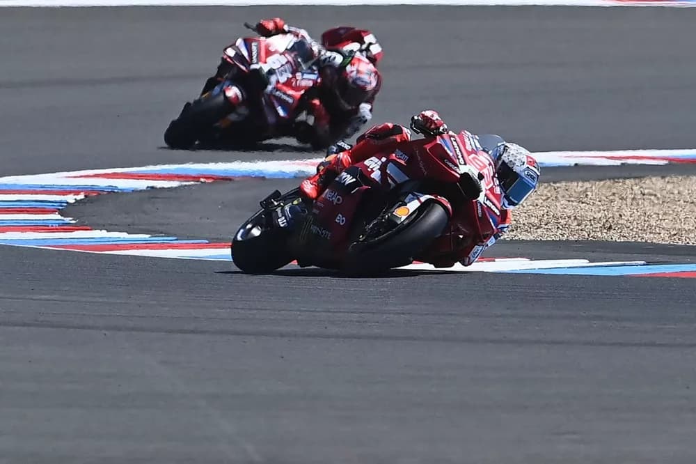 Bagnaia gana el Sprint de Brno con Bezzecchi en el suelo: la carrera más corta y más larga del campeonato