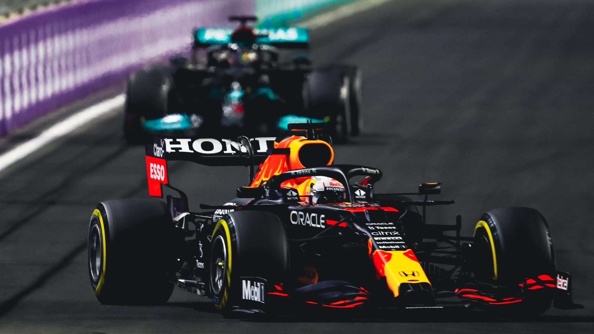 Verstappen en 2021 con su Red Bull en Abu Dhabi.