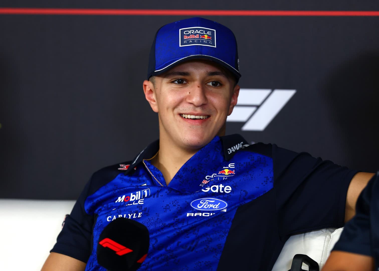Isack Hadjar en una rueda de prensa de la Formula 1
