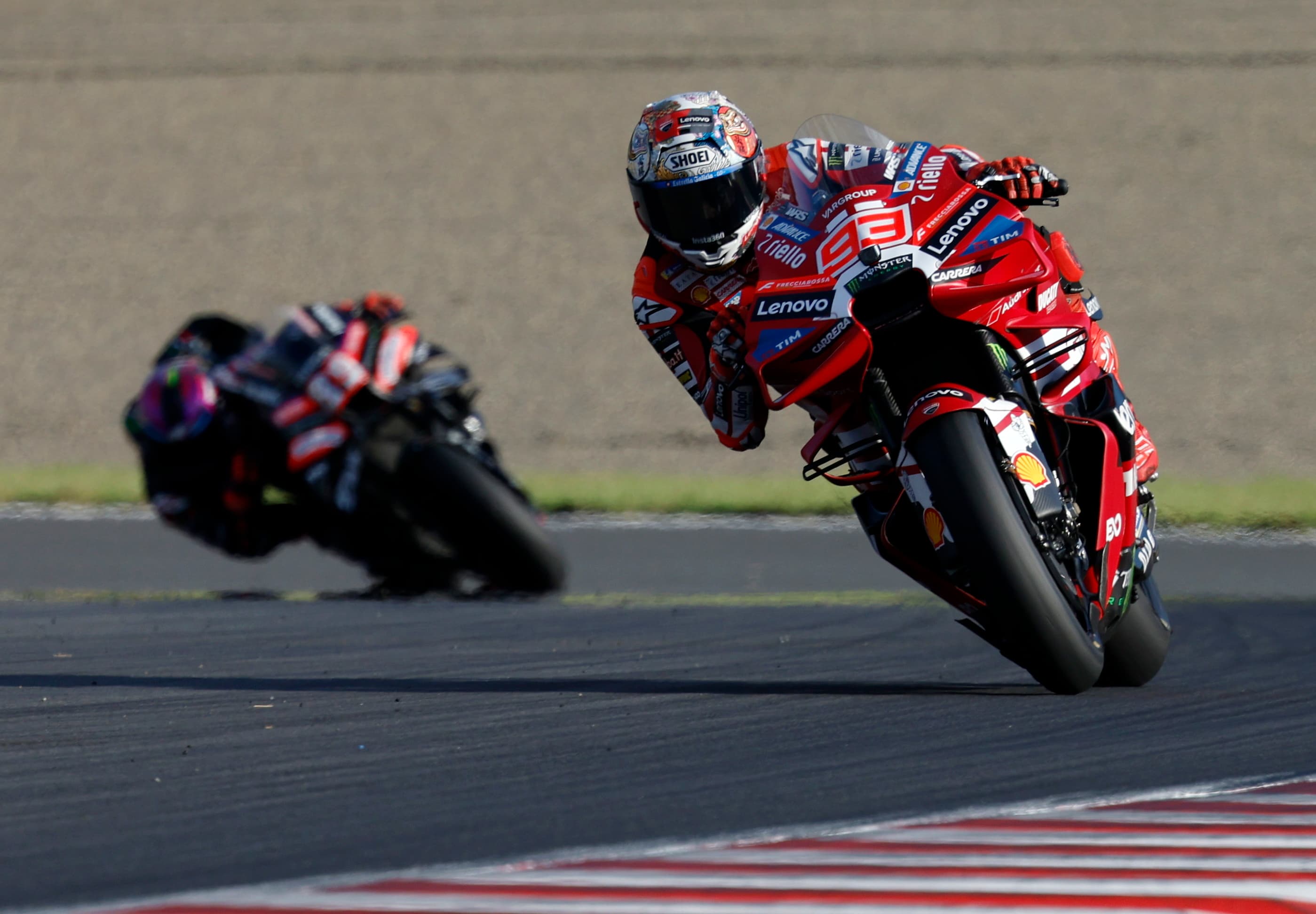 Marquez a bordo de la Ducati perseguido por la Aprilia de Bezzechi