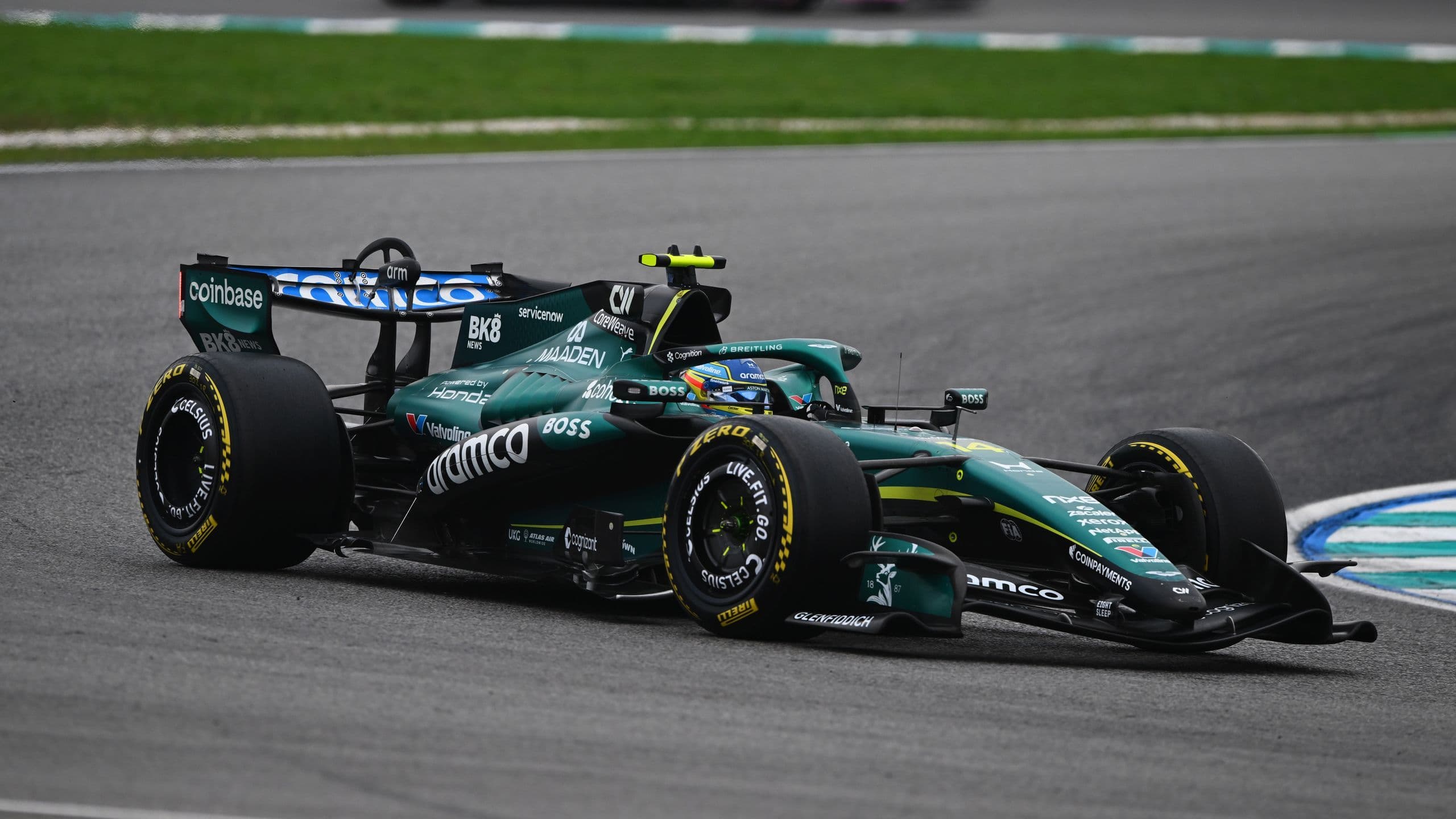 Alonso con su AMR26 en Malasia