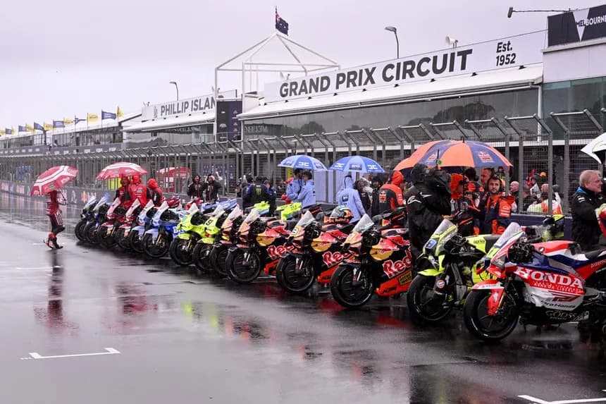 Las motos aparcadas bajo el diluvio de Phillip Island