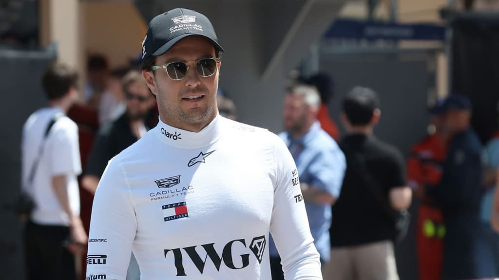 Checo Perez por el Paddock
