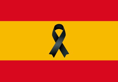Bandera de España con el crespon negro.